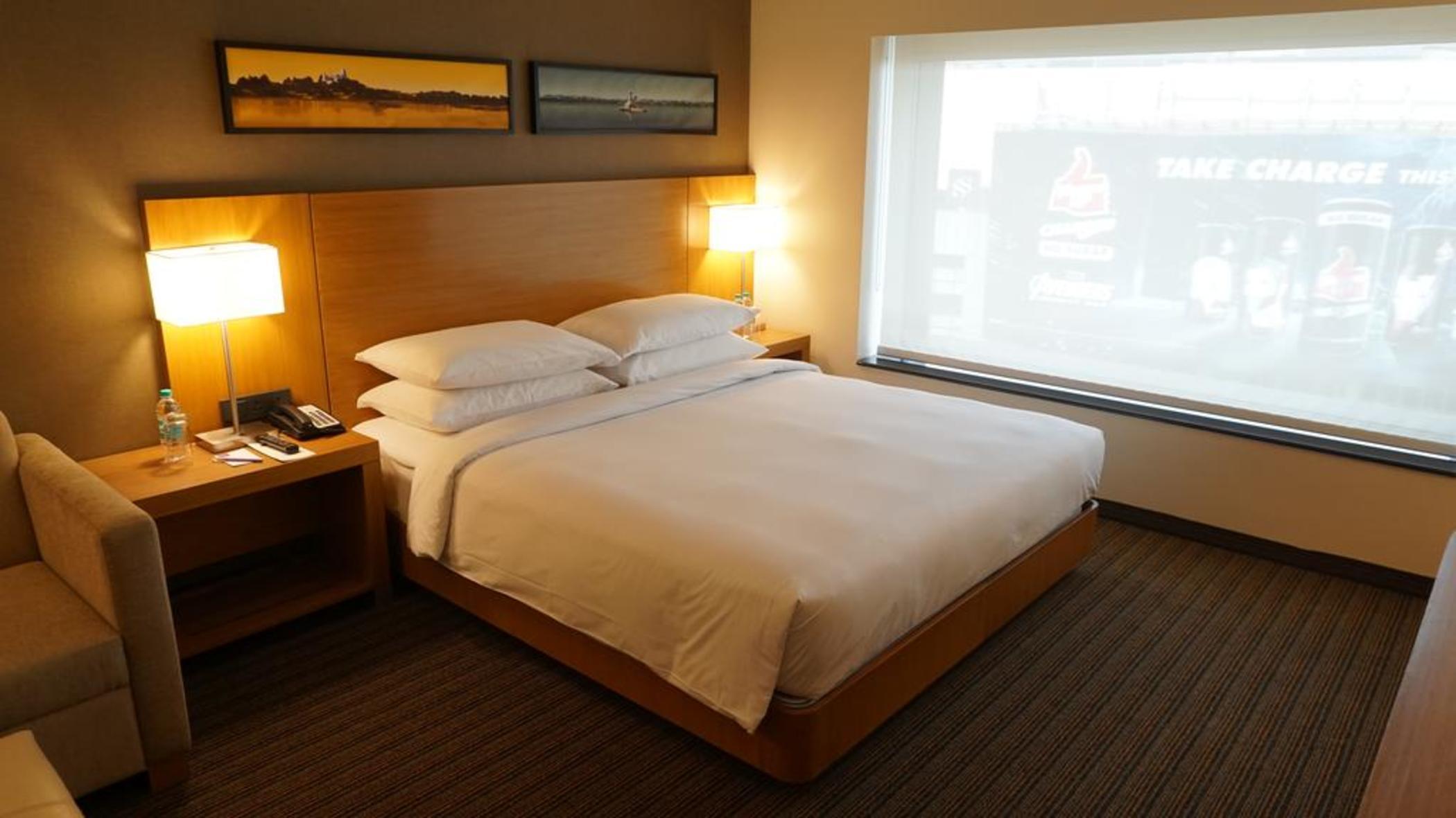Hyatt Place Hyderabad Banjara Hills Экстерьер фото A room at the Hilton Garden Inn in San Francisco