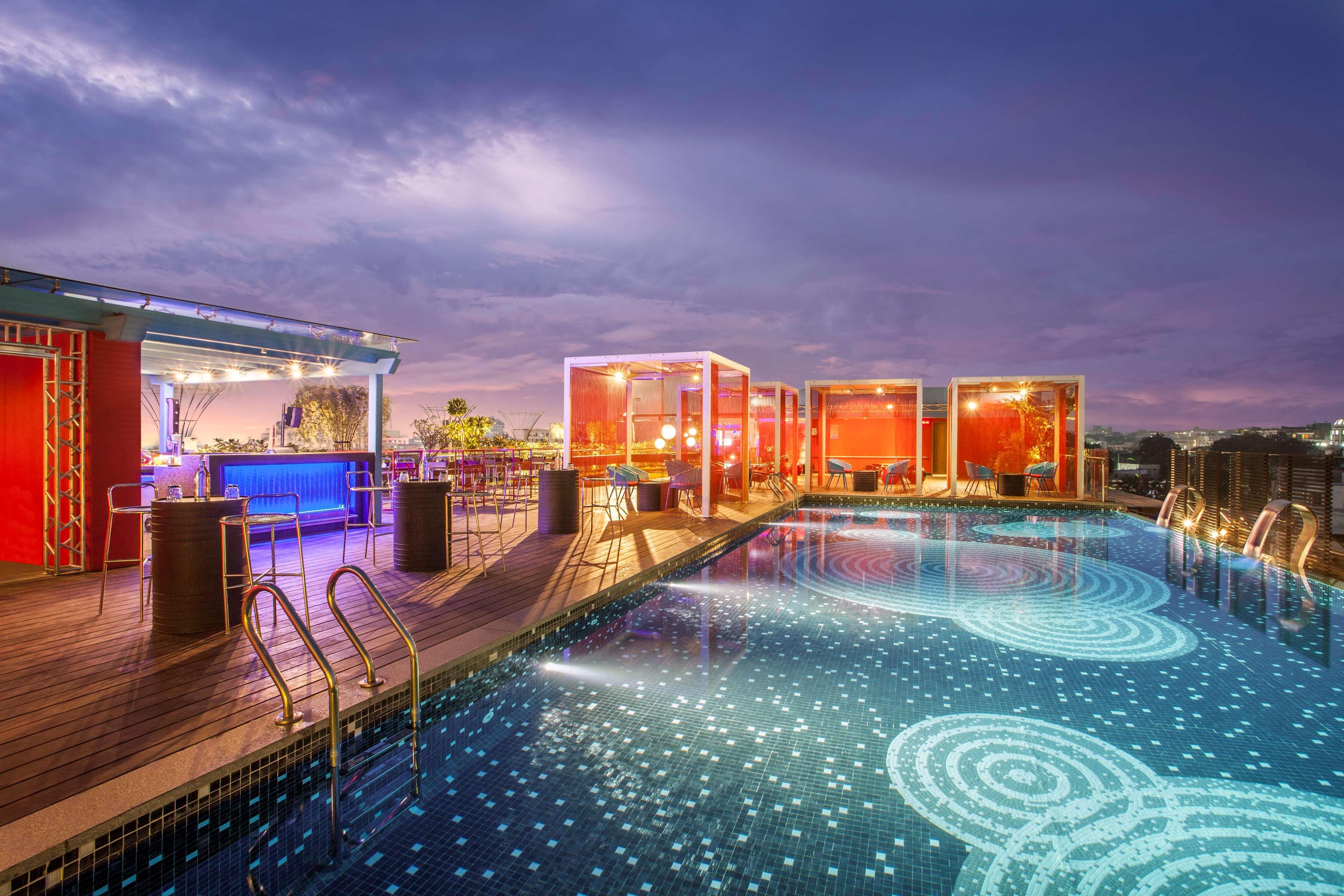 Hyatt Place Hyderabad Banjara Hills Экстерьер фото The rooftop pool at the hotel