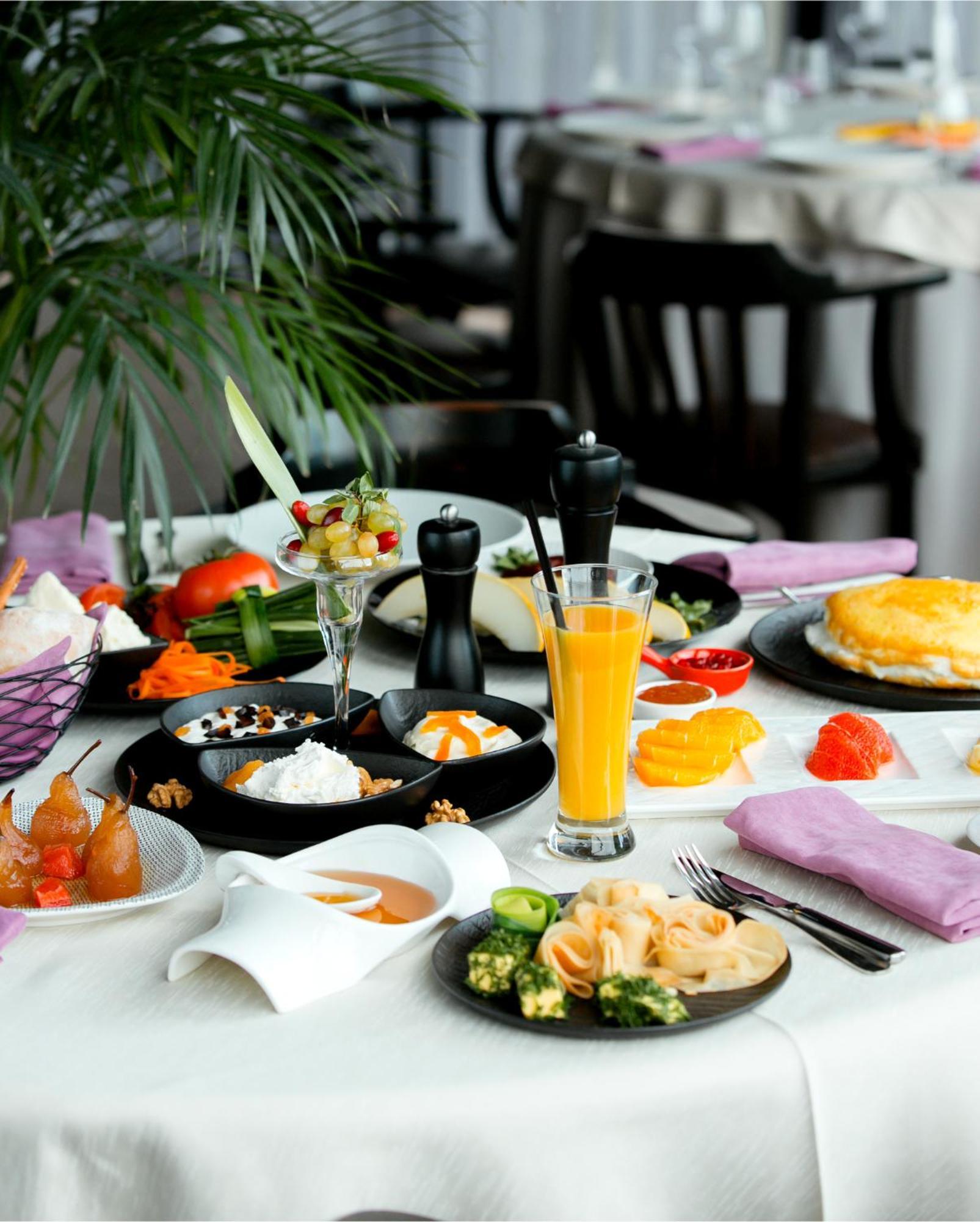 Hyatt Place Hyderabad Banjara Hills Экстерьер фото A typical Israeli breakfast